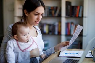 Будущие мамы и одинокие родители с низкими доходами могут подать заявление на выплаты онлайн