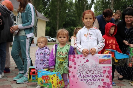 Детей из Донецкой и Луганской Народных республик поздравили с Днем России