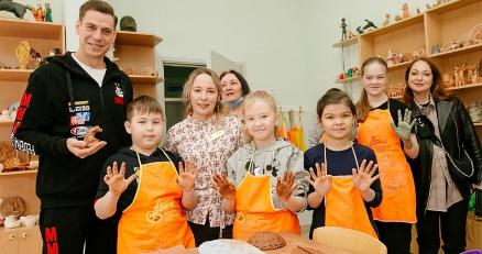 Детскую художественную школу посетили актеры театра и кино Виктория Тарасова и Дмитрий Дюжев